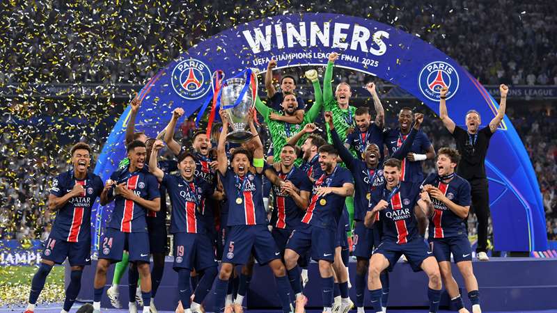 De naam van Paris Saint-Germain staat gegraveerd op de Champions League-trofee